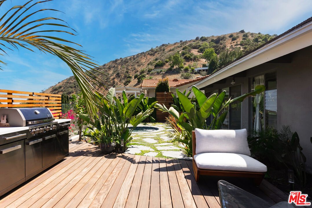 7211 Chelan Way Los Angeles, CA 90068 - Photo 34 of 38 a view of a chairs and table in the patio