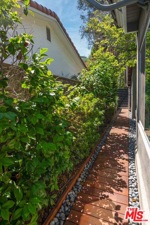7211 Chelan Way Los Angeles, CA 90068 - Photo 37 of 38 a picture of flowers