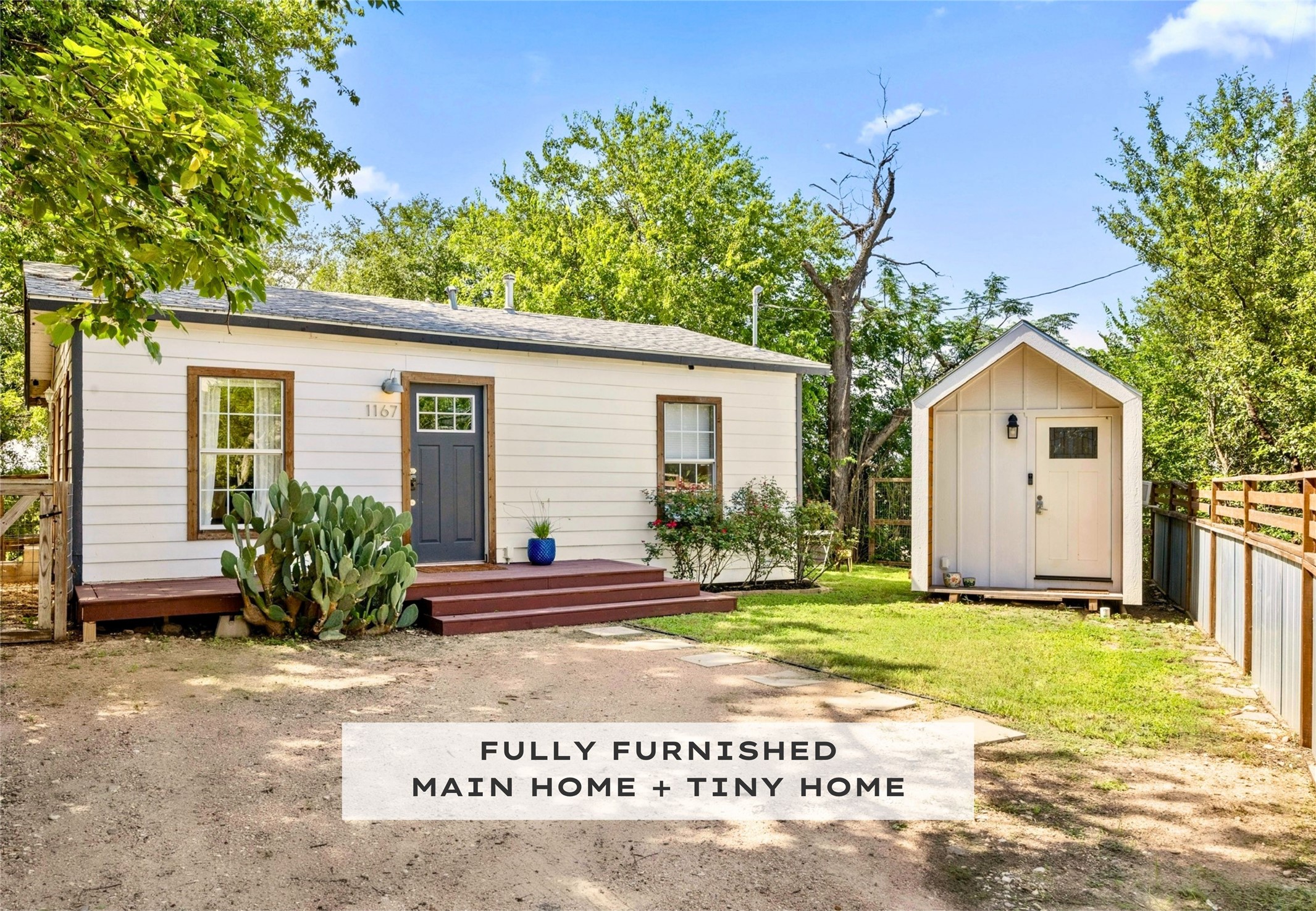 a view of a house with backyard and garden
