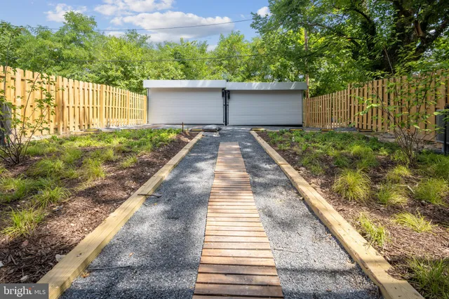 a view of a back yard