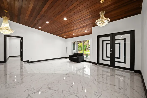 a view of a livingroom with a furniture and a ceiling fan