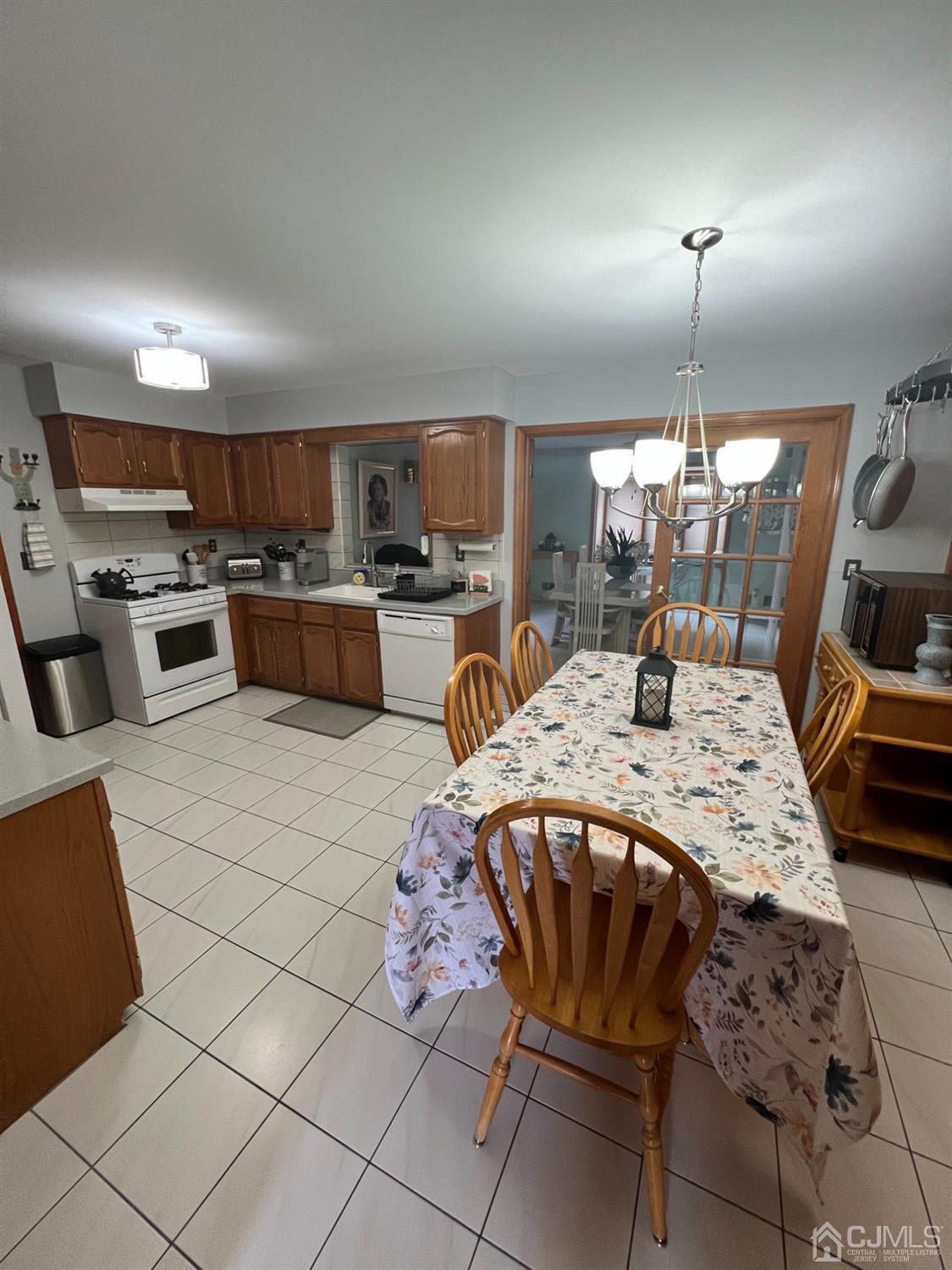 43 Roxy Avenue Edison, NJ 08820 - Photo 4 of 28 Gallery Image 4