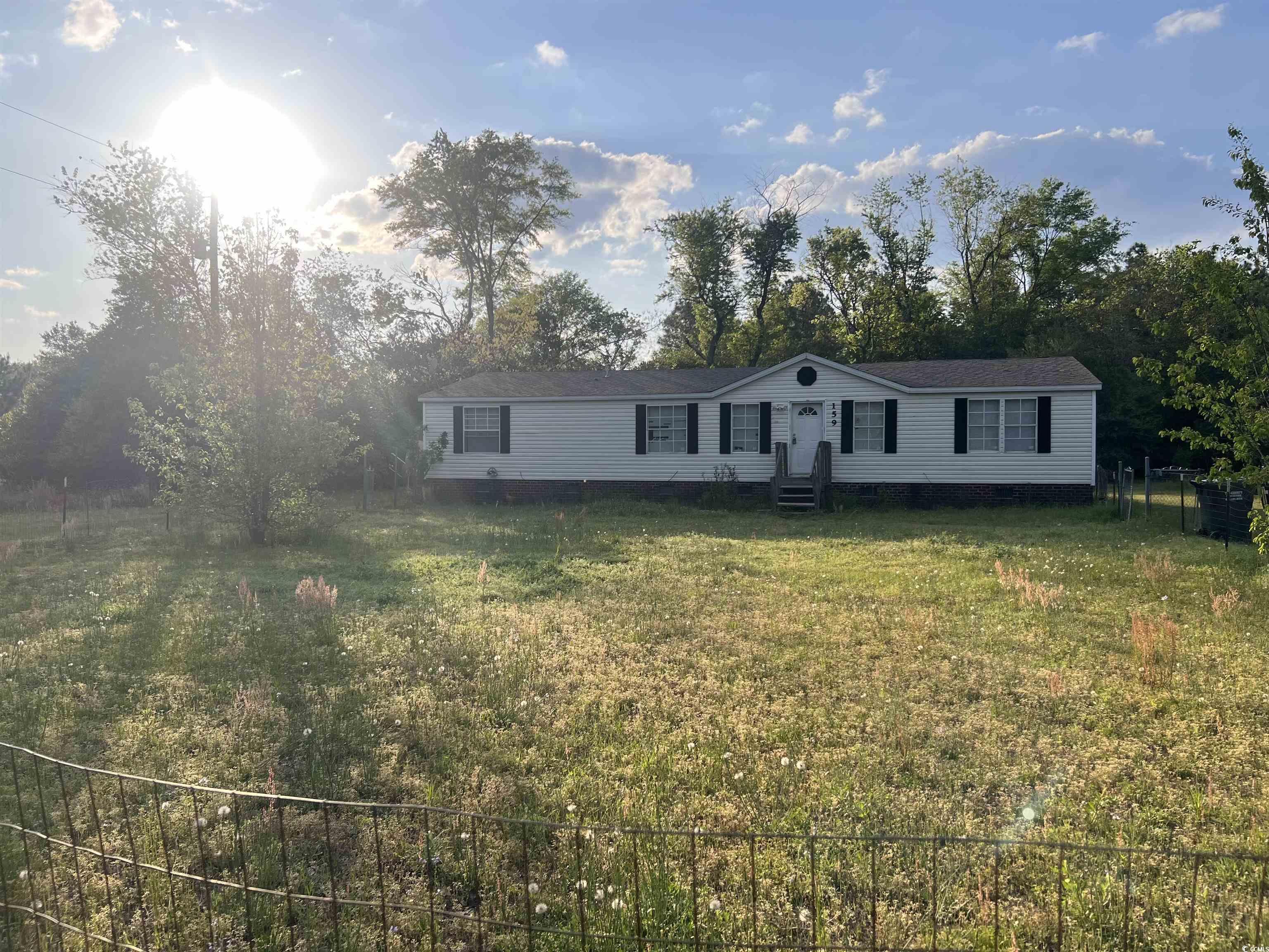 Manufactured / mobile home with a front yard, craw