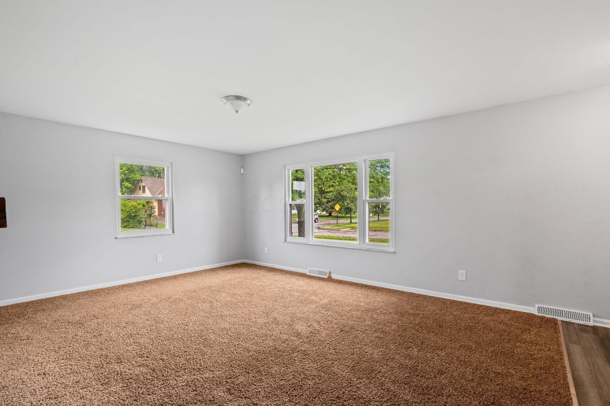 909 Hillery Road Columbus, OH 43229 - Photo 7 of 40 Living