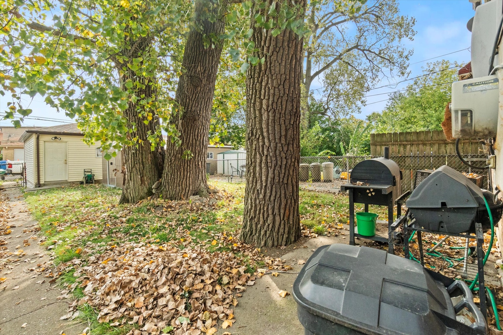 11417 South Church Street Chicago, IL 60643 - Photo 6 of 24 a front view of a house with garden