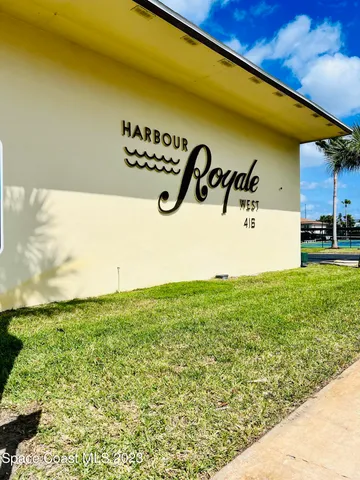 a view of a back yard