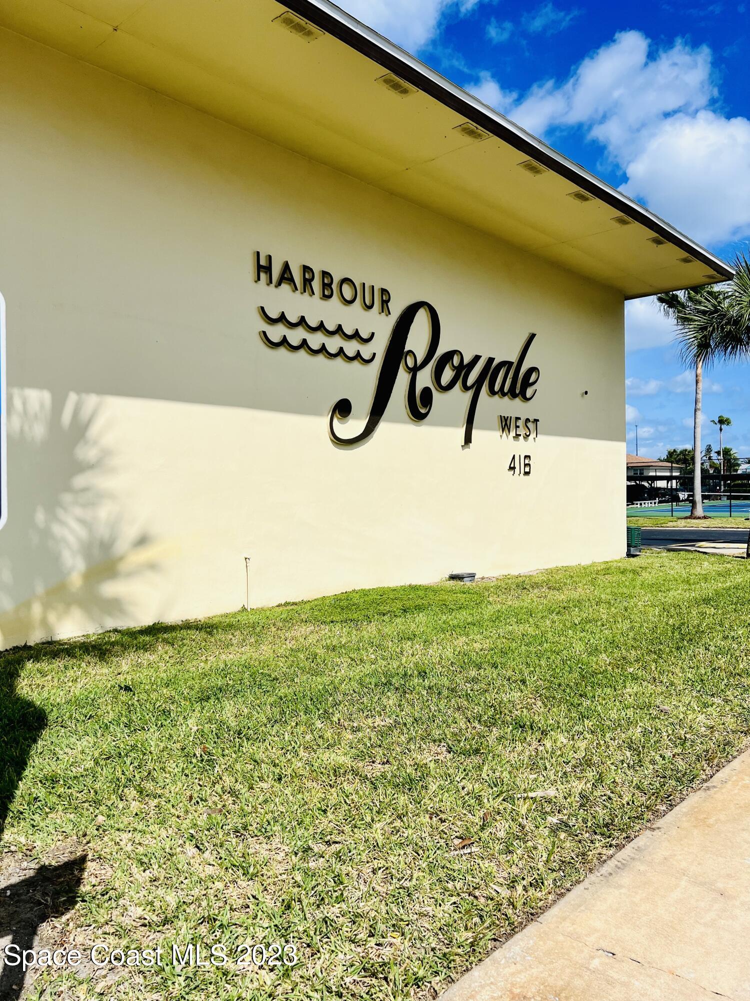 a view of a back yard