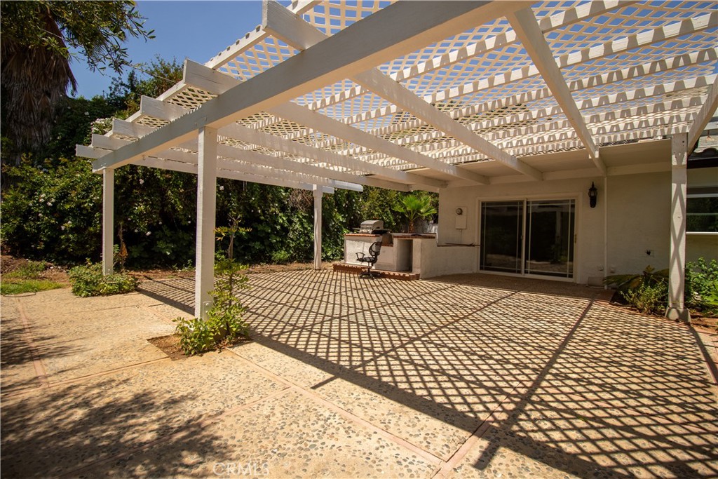 2350 Shadow Hill Drive Riverside, CA 92506 - Photo 5 of 20 Patio