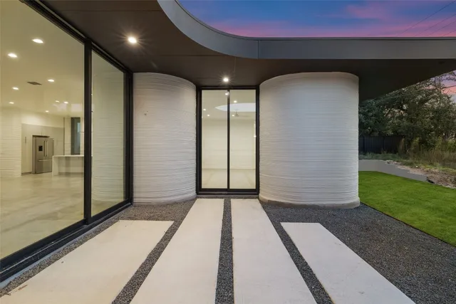 a view of gallery with a yard