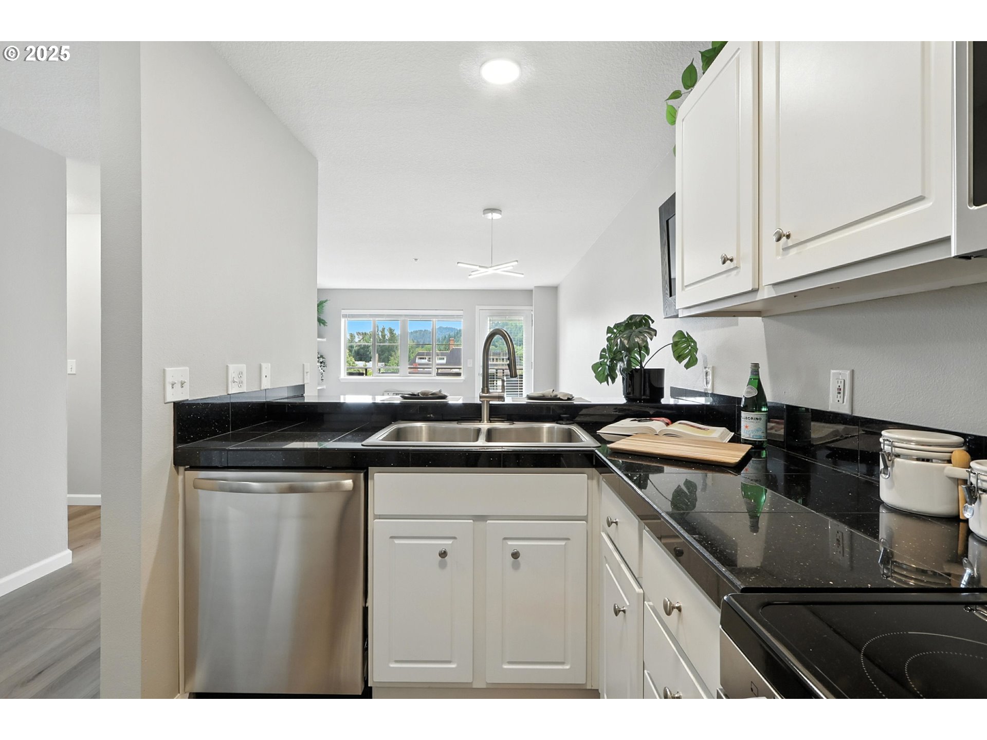 318 Northeast Roberts Avenue, Unit 402 Gresham, OR 97030 - Photo 13 of 48