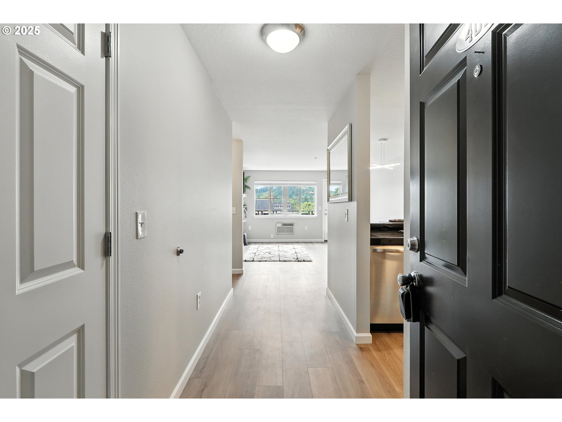 318 Northeast Roberts Avenue, Unit 402 Gresham, OR 97030 - Photo 3 of 48