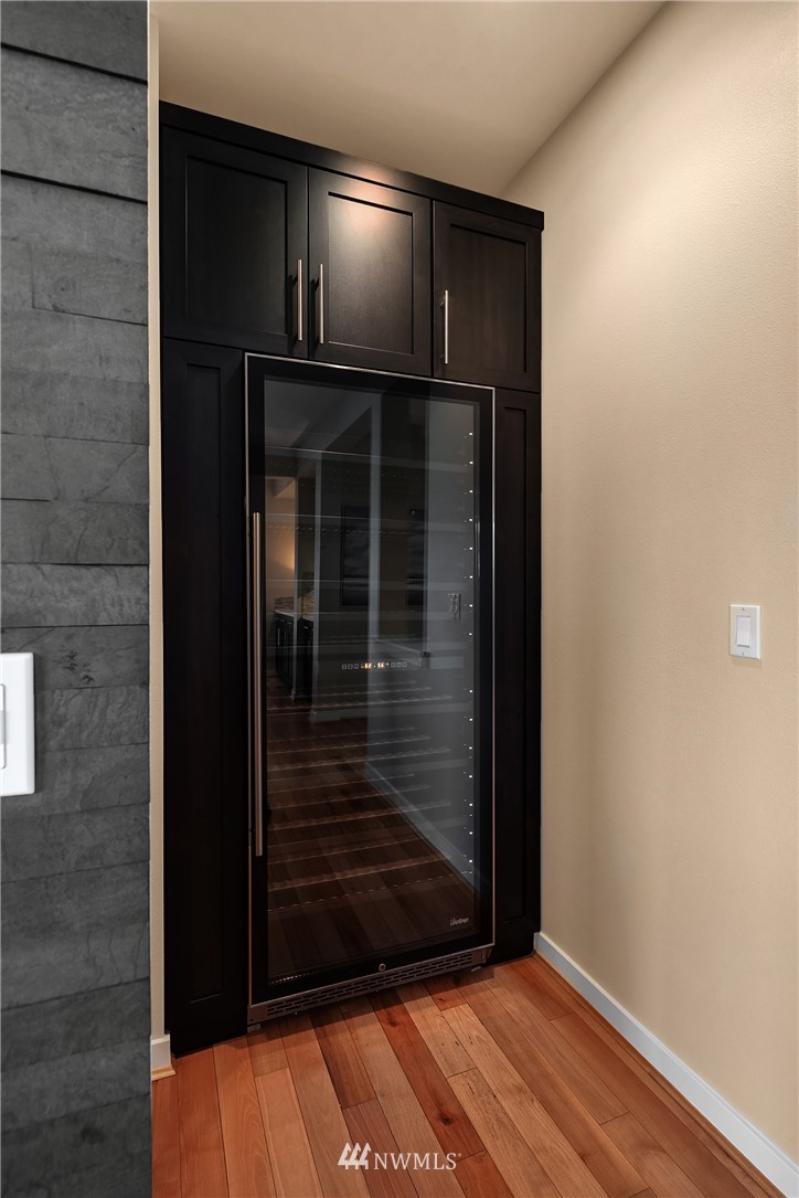 555 Alpine Ridge Place Northwest Issaquah, WA 98027 - Photo 12 of 31 a view of wooden door
