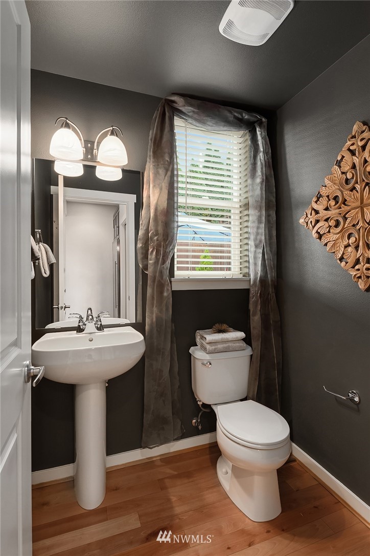 555 Alpine Ridge Place Northwest Issaquah, WA 98027 - Photo 13 of 31 a bathroom with a sink toilet and mirror