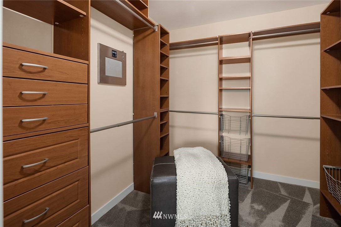 555 Alpine Ridge Place Northwest Issaquah, WA 98027 - Photo 23 of 31 a view of a walk in closet
