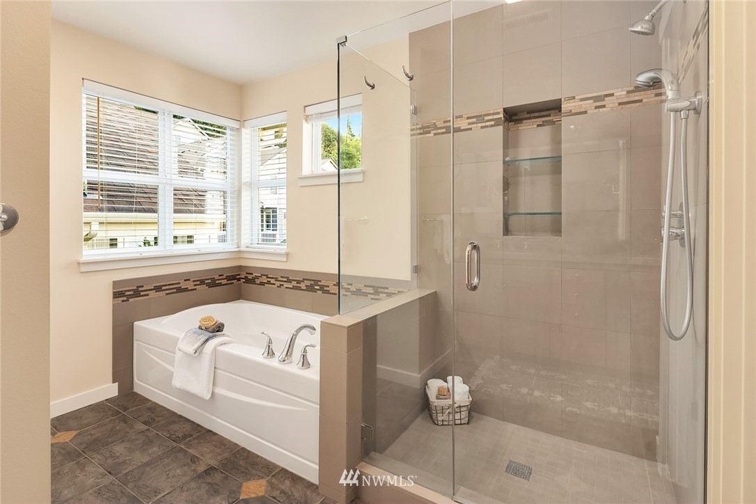 555 Alpine Ridge Place Northwest Issaquah, WA 98027 - Photo 25 of 31 a white bath tub sitting next to a white sink