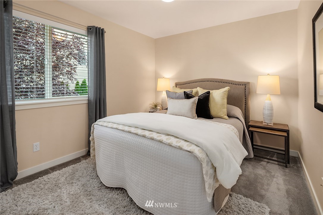 555 Alpine Ridge Place Northwest Issaquah, WA 98027 - Photo 28 of 31 a bedroom with a bed and a window