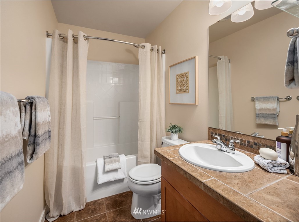 555 Alpine Ridge Place Northwest Issaquah, WA 98027 - Photo 29 of 31 a bathroom with a granite countertop sink toilet and shower