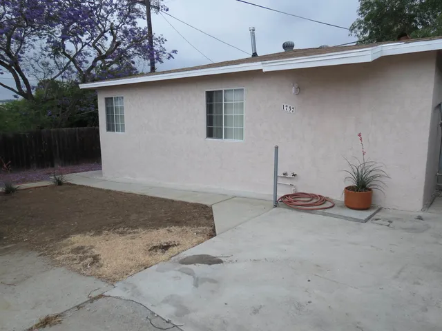 a view of a house with a backyard