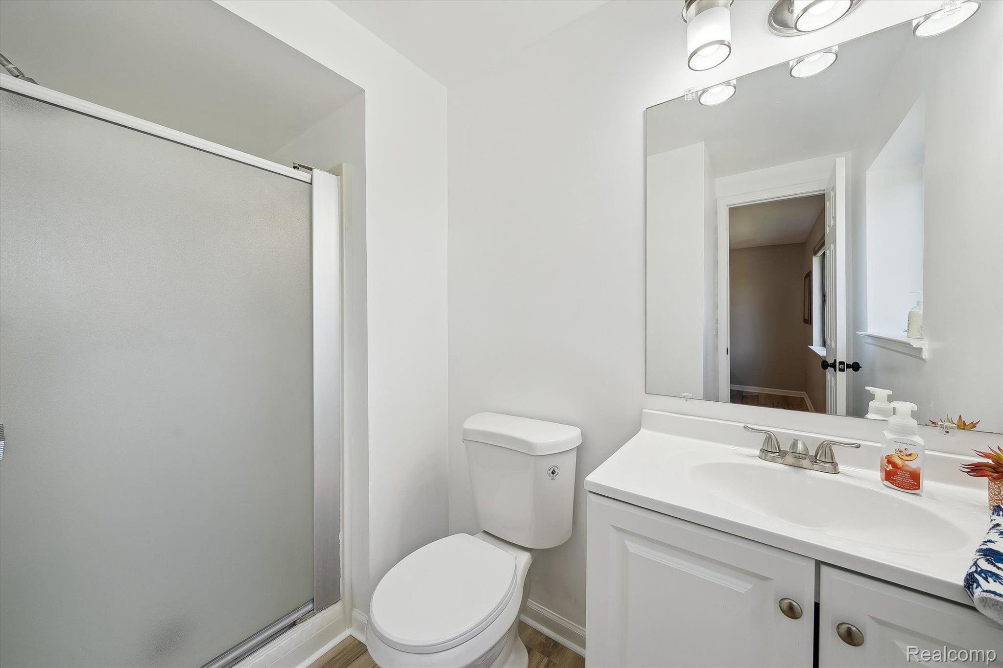 35881 Smithfield Road Farmington, MI 48335 - Photo 21 of 50 Primary Full Bathroom