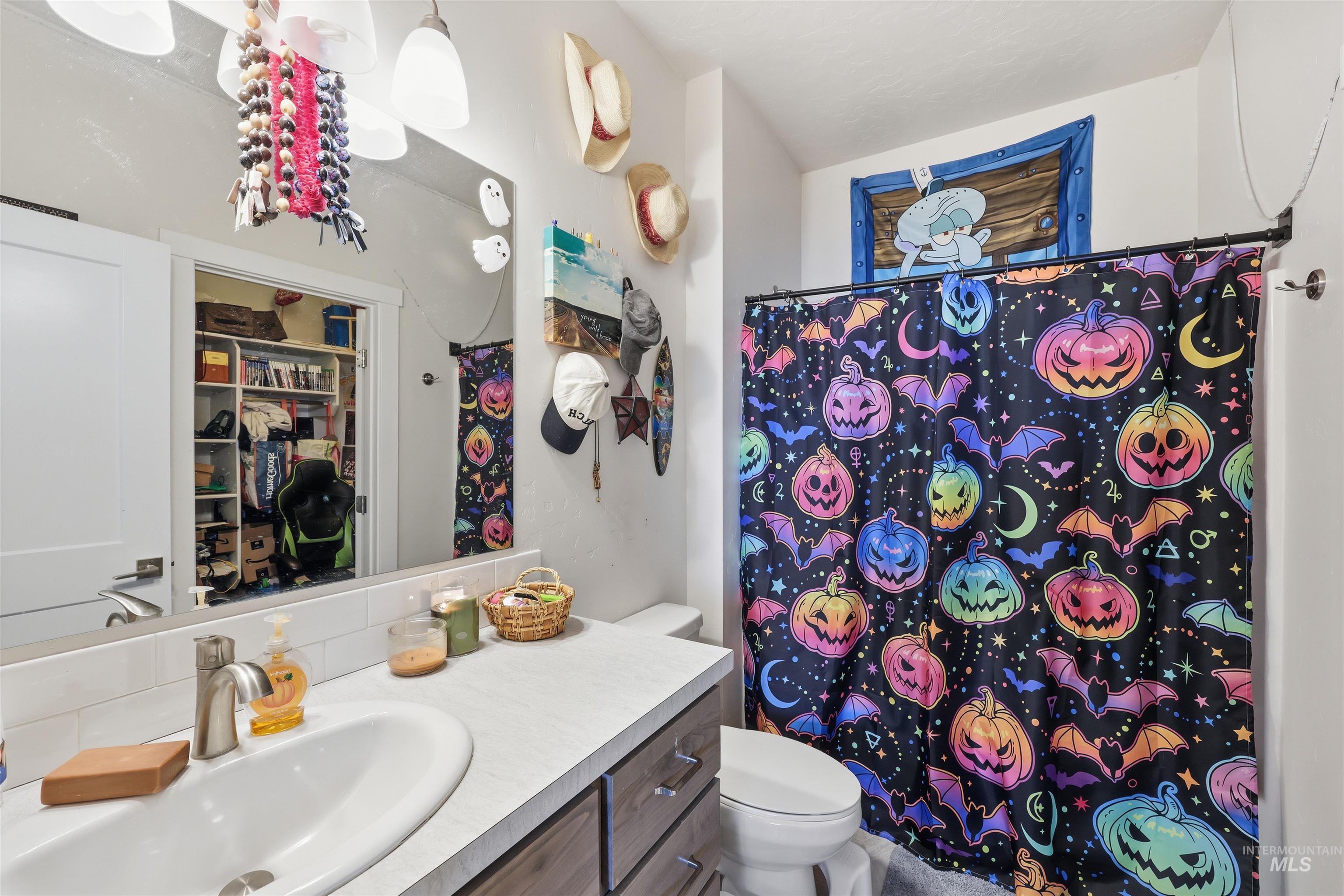 6341 South Ruddsdale Avenue Boise, ID 83709 - Photo 28 of 41 Bathroom featuring a shower with shower curtain, vanity, and a spacious closet