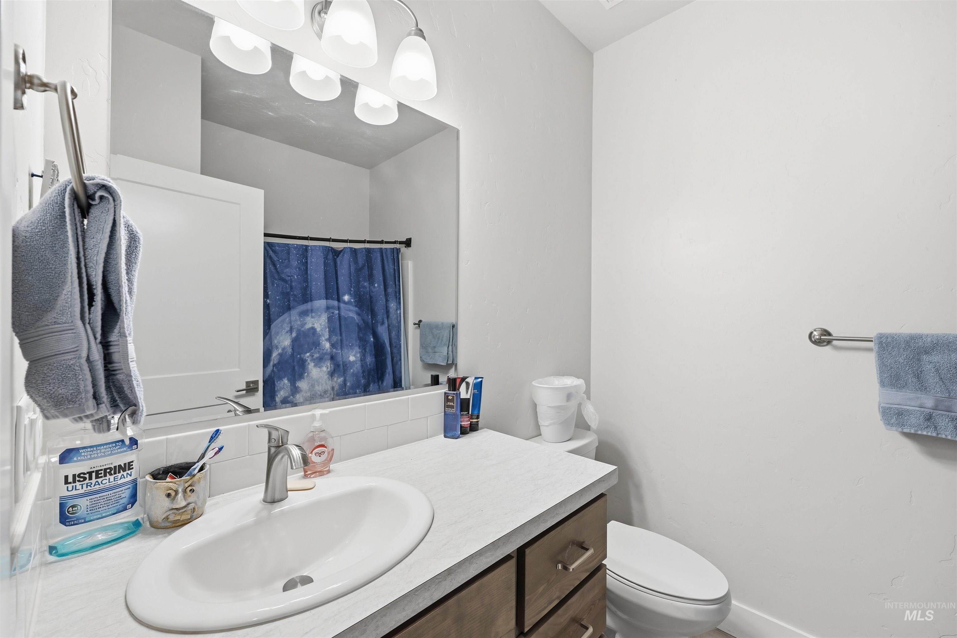 6341 South Ruddsdale Avenue Boise, ID 83709 - Photo 31 of 41 Full bath with curtained shower, vanity, and tasteful backsplash