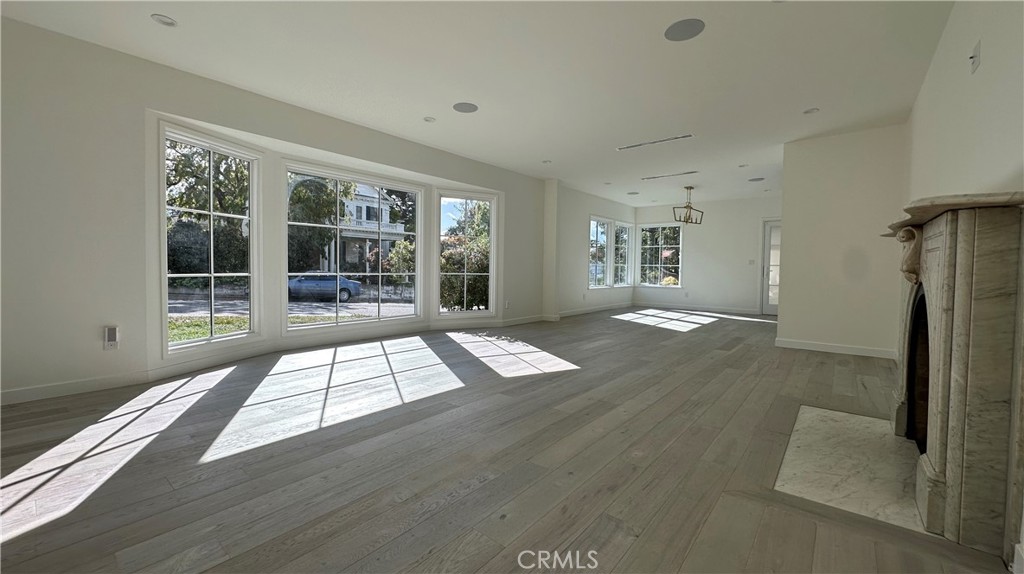 338 West Kenneth Road Glendale, CA 91202 - Photo 3 of 18