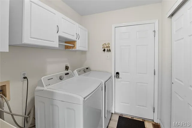 $409,900 | 709 Heatherstone Drive, High Ridge, MO 63049