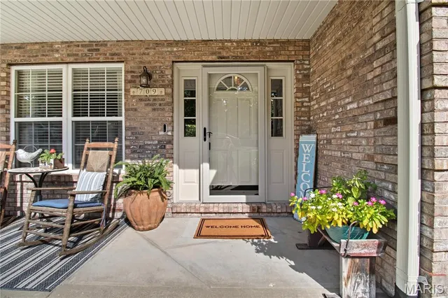$409,900 | 709 Heatherstone Drive, High Ridge, MO 63049