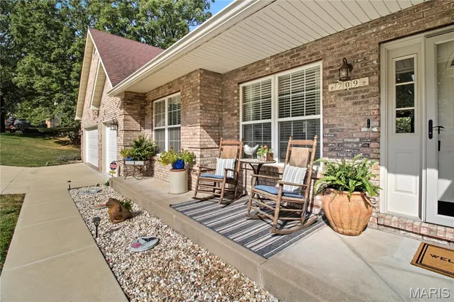 $409,900 | 709 Heatherstone Drive, High Ridge, MO 63049