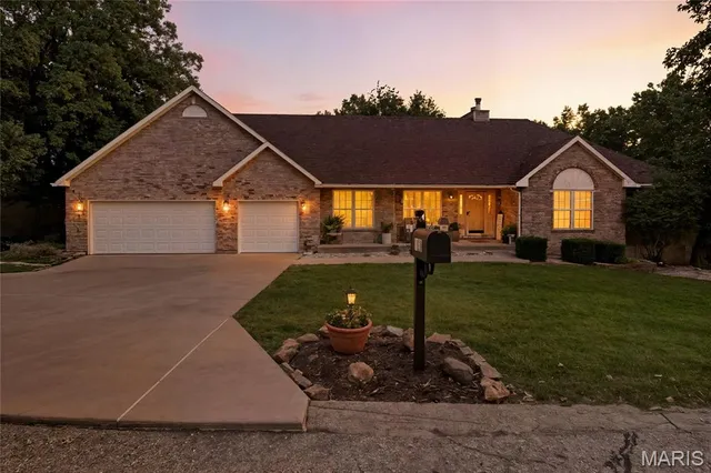 $409,900 | 709 Heatherstone Drive, High Ridge, MO 63049