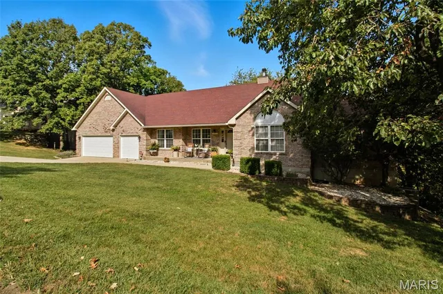 $409,900 | 709 Heatherstone Drive, High Ridge, MO 63049