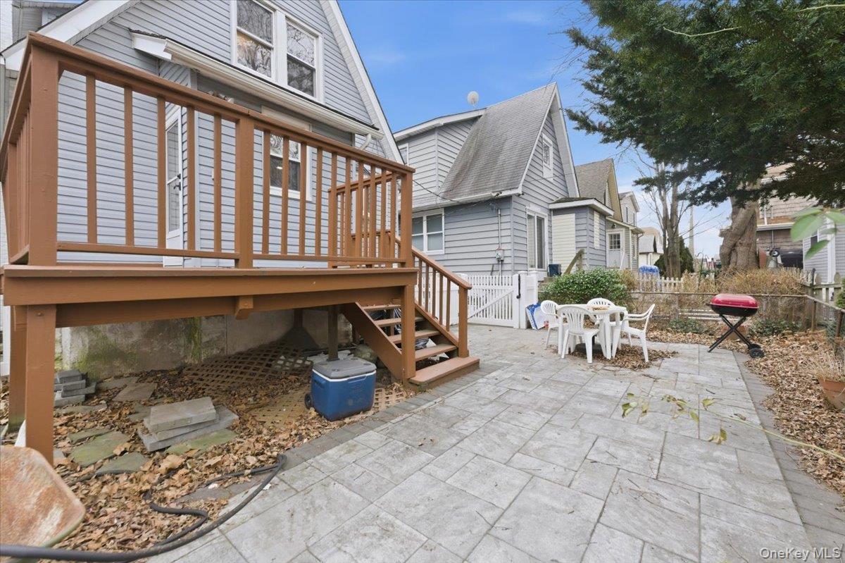 22 Sunset Trail, Unit 22 Bronx, NY 10465 - Photo 17 of 21 a view of a patio with table and chairs and potted plants