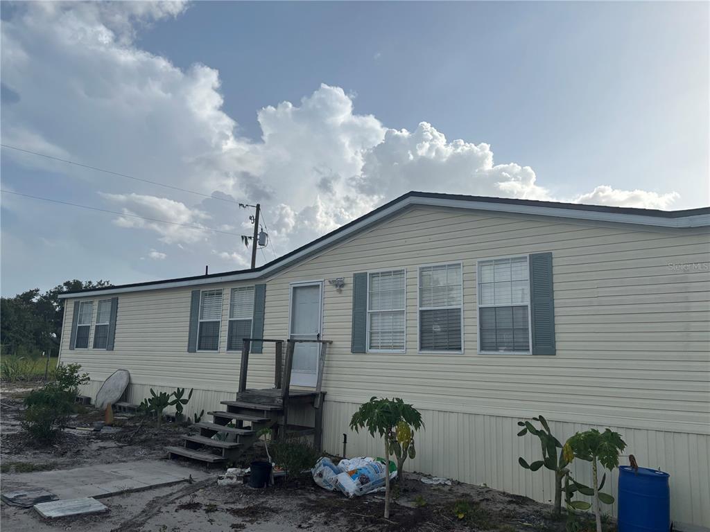 7117 South County Line Road Plant City, FL 33567 - Photo 2 of 15 a backyard of a house