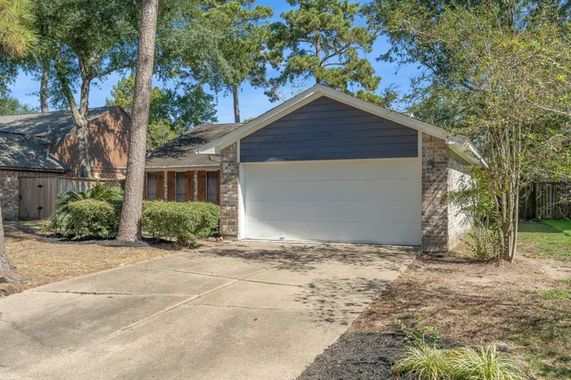 a front view of house with yard