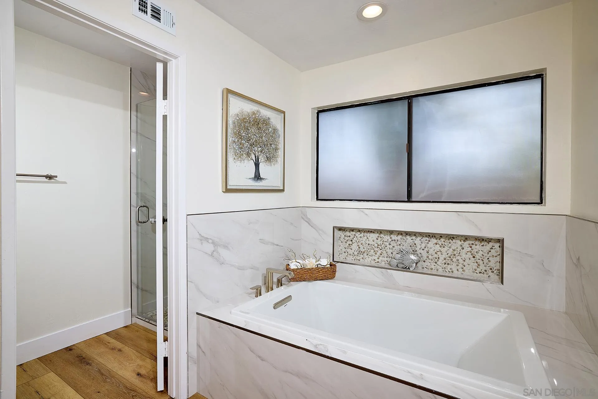 13269 Vinter Way Poway, CA 92064 - Photo 26 of 32 a bathroom with a bathtub and a sink
