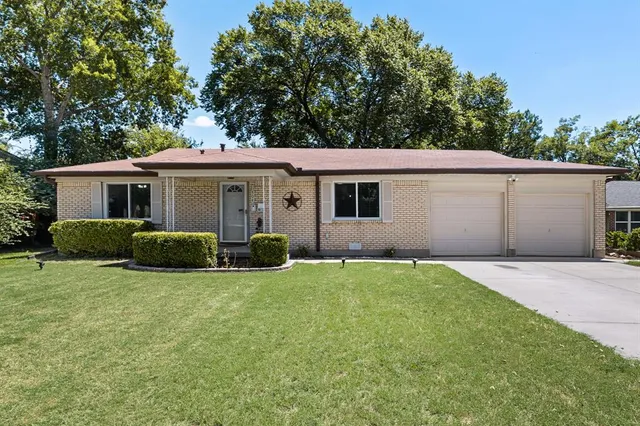 $2,150 | 404 East Alexander Lane, Euless, TX 76040