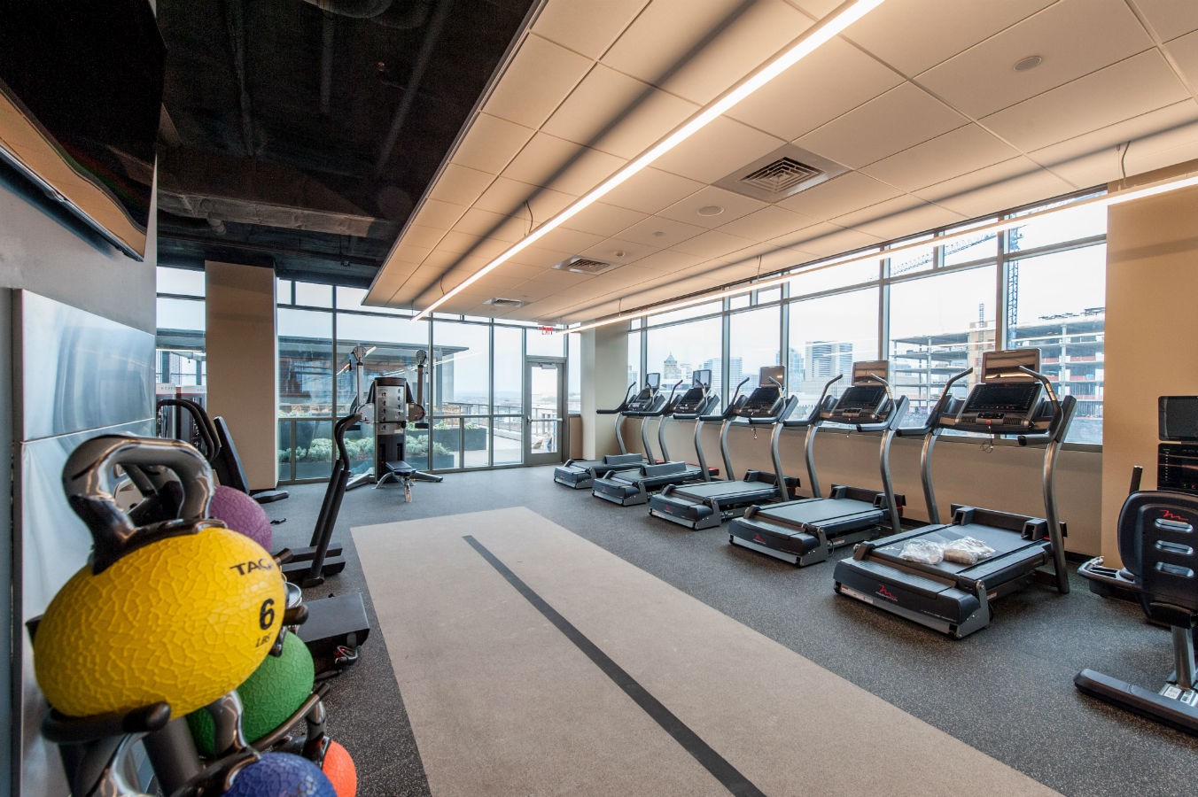 1212 Laurel Street, Unit 2303 Nashville, TN 37203 - Photo 28 of 31 a room with gym equipment and large windows