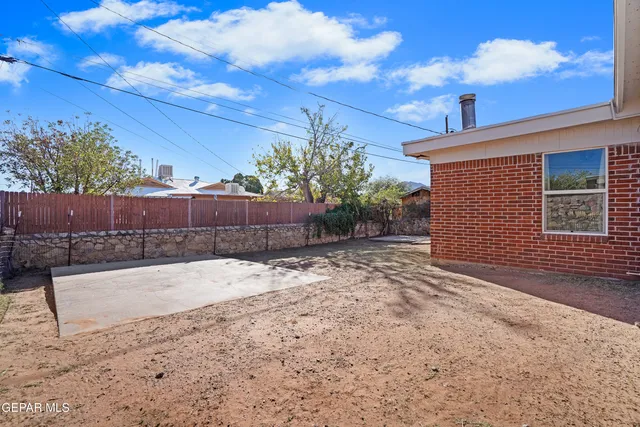 a view of a backyard