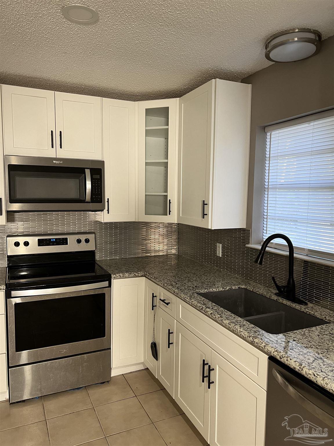 5180 Catalina Street Milton, FL 32571 - Photo 4 of 19 Tile backsplash