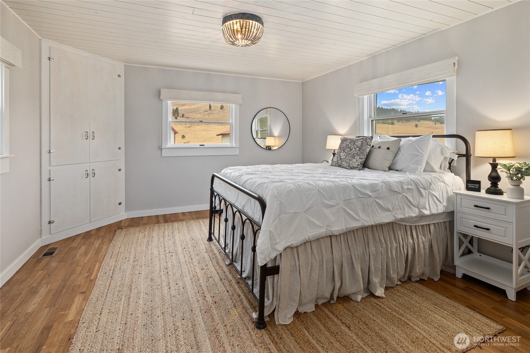 1371 Bettas Road Cle Elum, WA 98922 - Photo 21 of 40 a bedroom with a bed and a closet