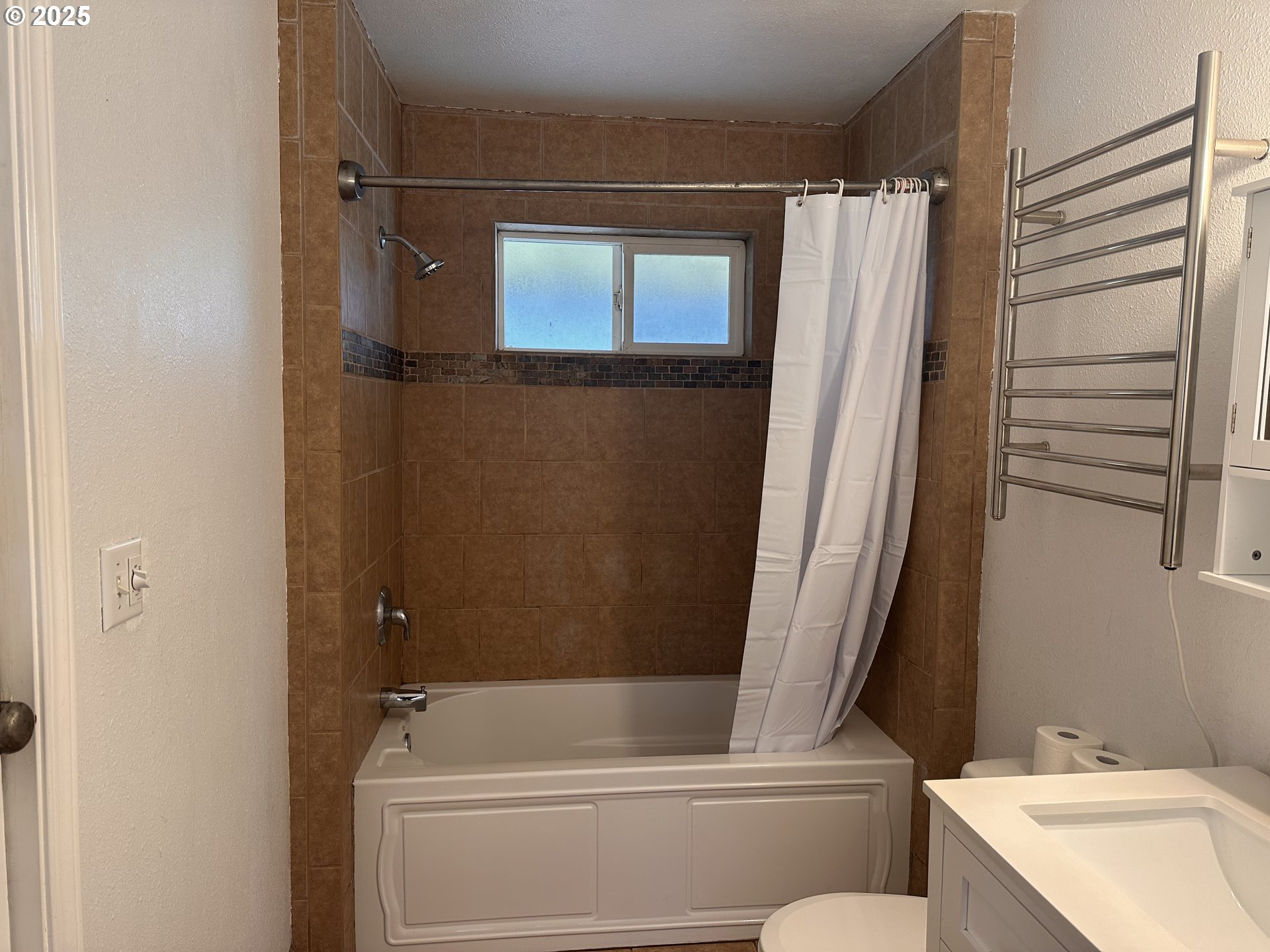 1335 7th Street Florence, OR 97439 - Photo 13 of 39 a bathroom with a shower and a toilet