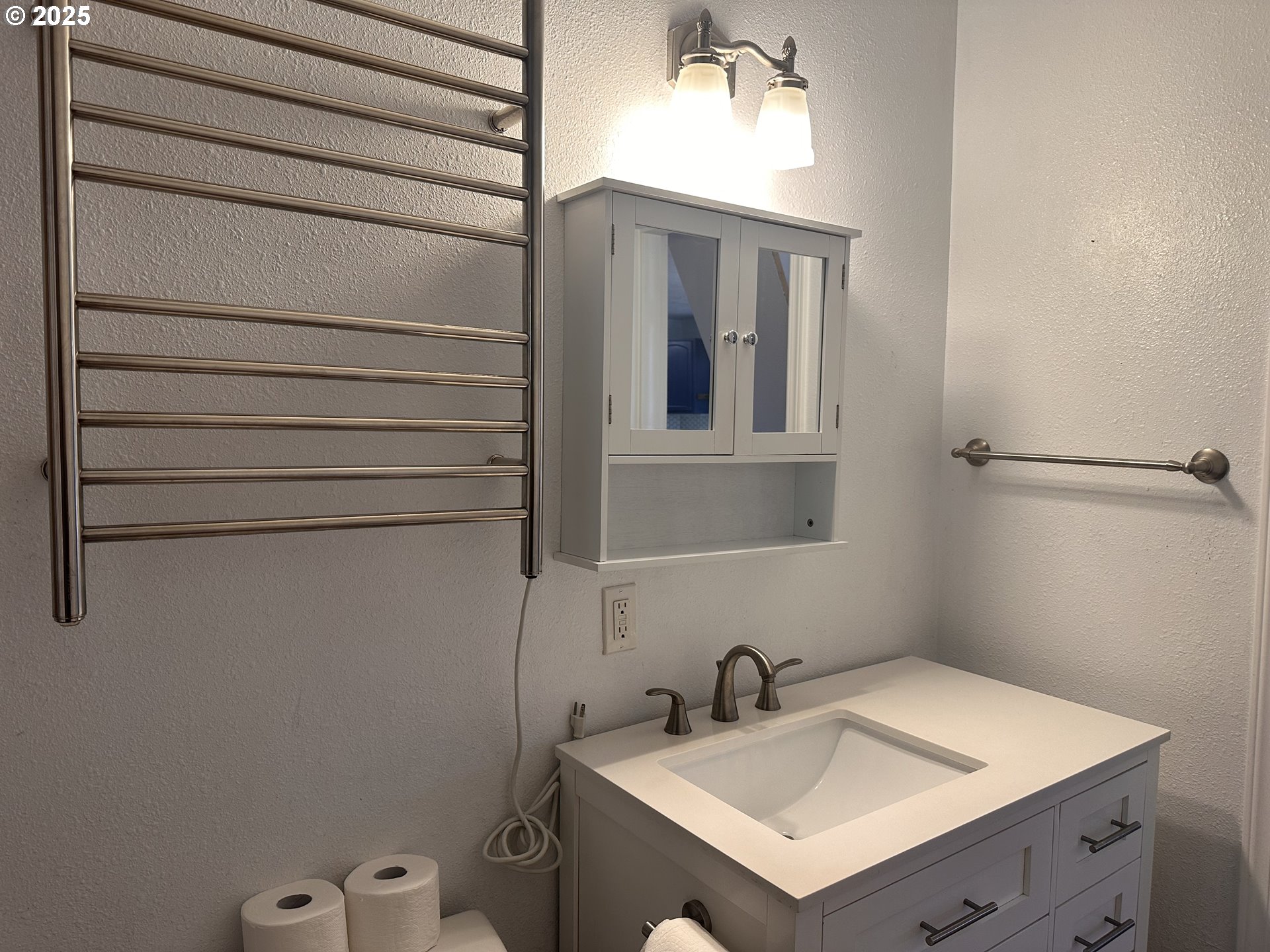 1335 7th Street Florence, OR 97439 - Photo 14 of 39 a bathroom with a sink toilet and mirror