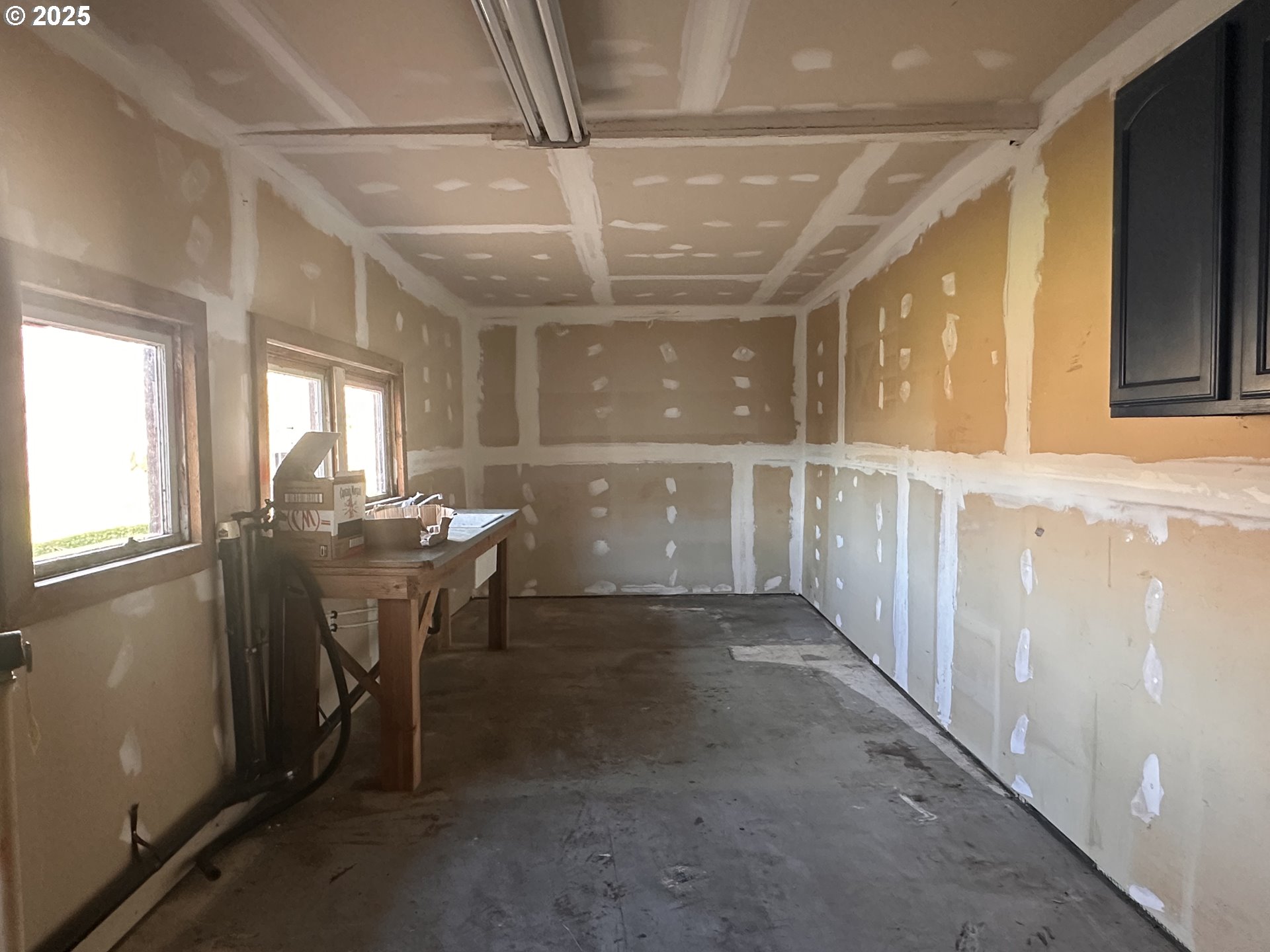 1335 7th Street Florence, OR 97439 - Photo 28 of 39 a view of a room with windows