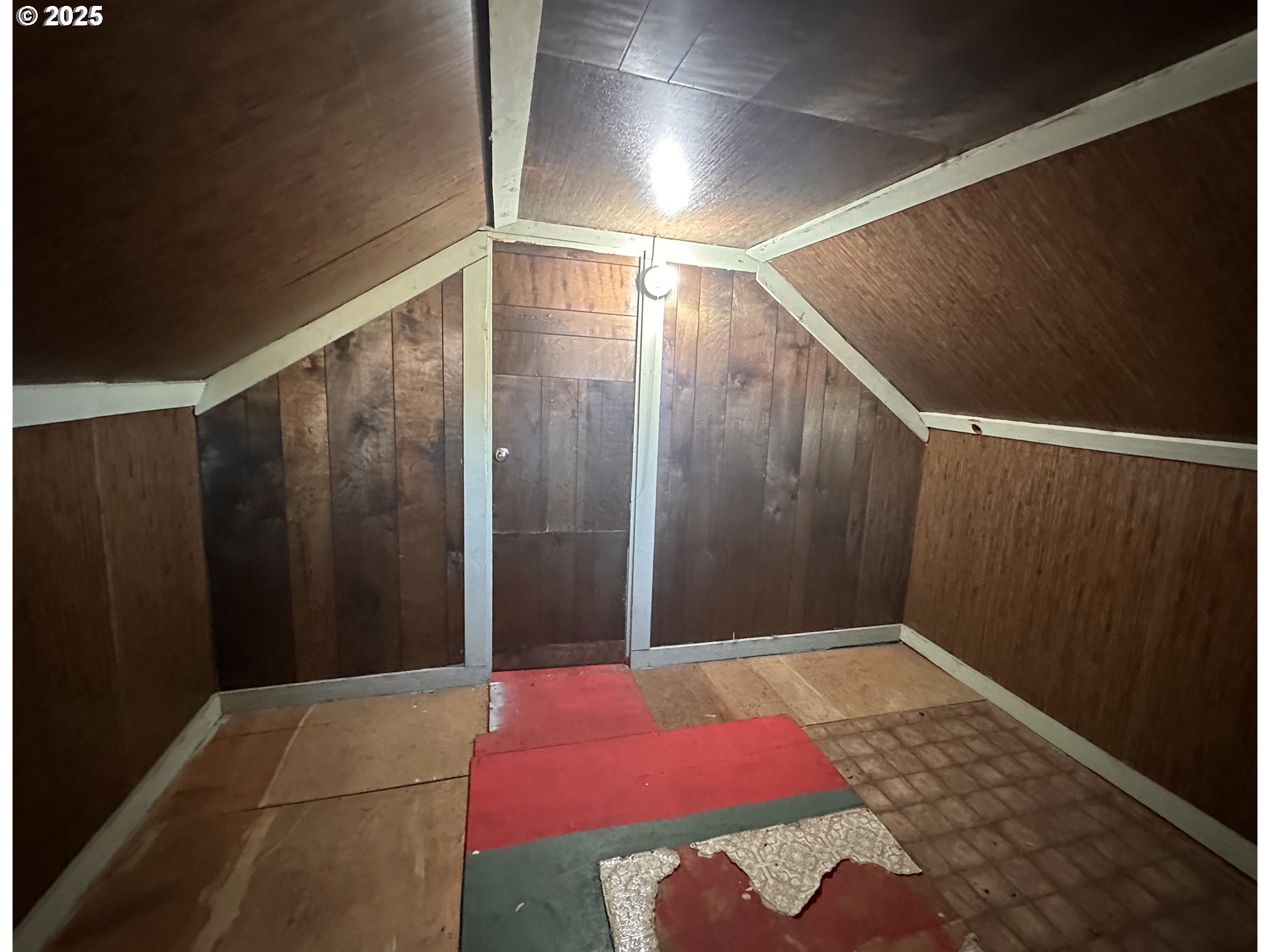 1335 7th Street Florence, OR 97439 - Photo 36 of 39 a bathroom with a shower