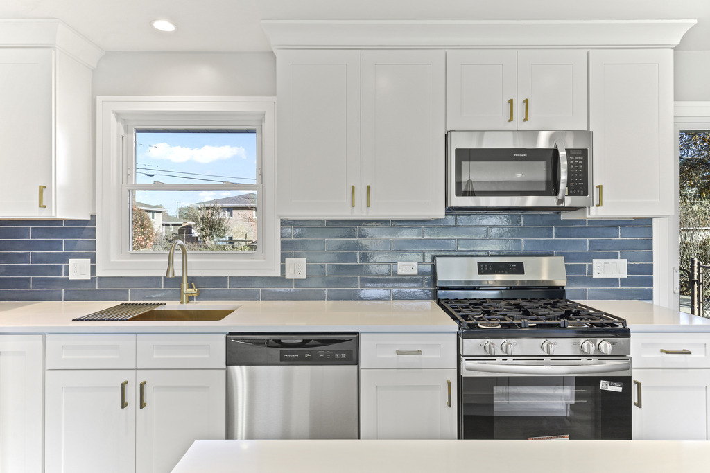 8409 Newland Avenue Burbank, IL 60459 - Photo 12 of 32 a kitchen with appliances a sink and cabinets