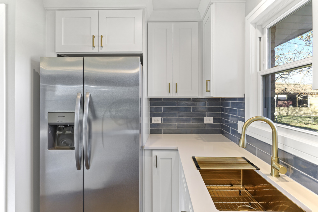 8409 Newland Avenue Burbank, IL 60459 - Photo 13 of 32 a kitchen with refrigerator and window