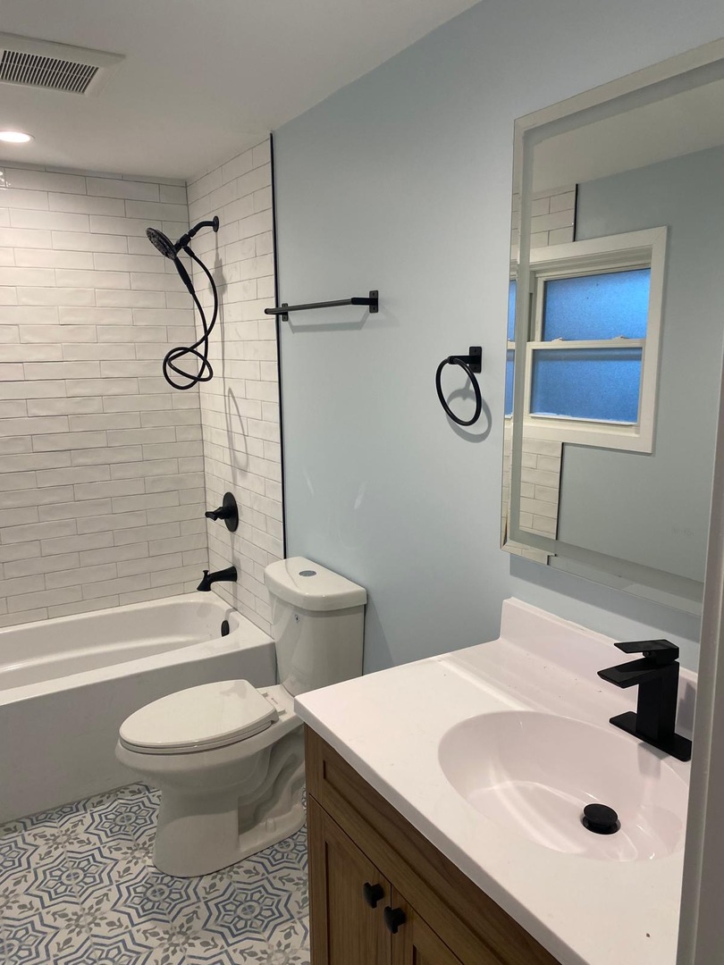 8409 Newland Avenue Burbank, IL 60459 - Photo 18 of 32 a bathroom with a sink toilet and shower