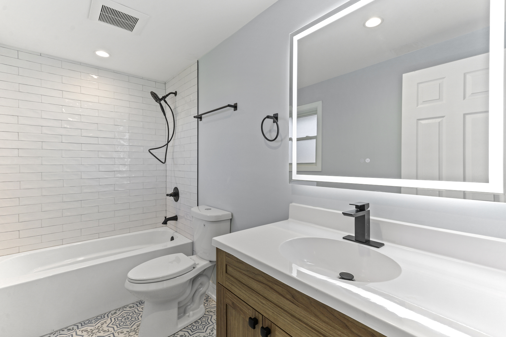 8409 Newland Avenue Burbank, IL 60459 - Photo 21 of 32 a bathroom with a sink a toilet and a bathtub