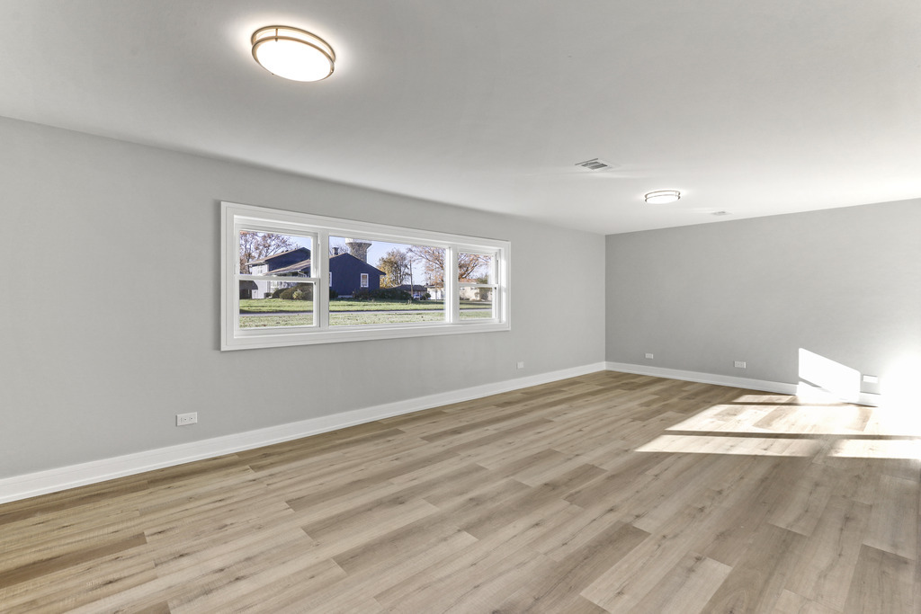 8409 Newland Avenue Burbank, IL 60459 - Photo 25 of 32 a view of empty room with wooden floor