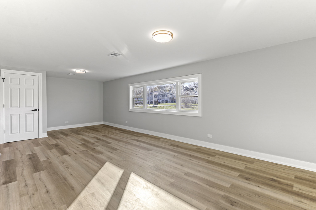 8409 Newland Avenue Burbank, IL 60459 - Photo 27 of 32 a view of empty room with wooden floor